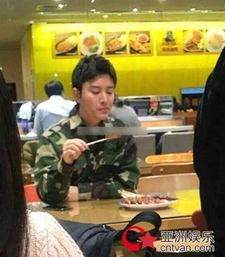网友偶遇贾乃亮 手拿烤串面无表情!