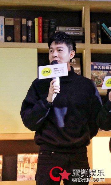 刘文翰幽默主持 签售现场购书支持陈子由