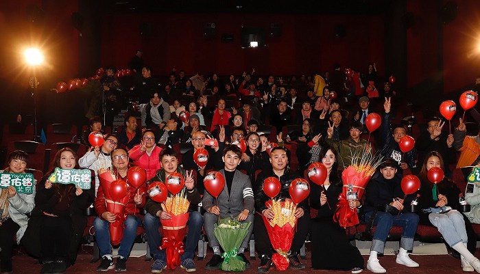 电影《梭哈人生》温暖点映 众主创为外卖快递小哥发红包