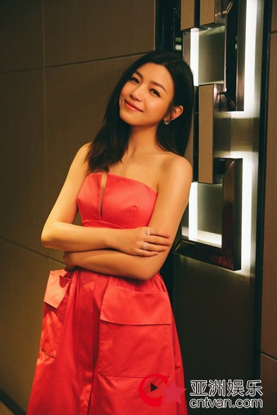陈妍希抹胸红裙甜美亮相 大方露美背