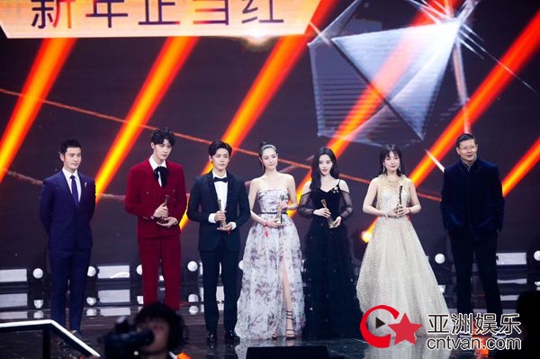 陈子由时尚亮相微博之夜 喜获年度进取艺人奖