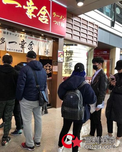网友吃饭偶遇杨洋 身穿黑色皮衣戴口罩全程低调!