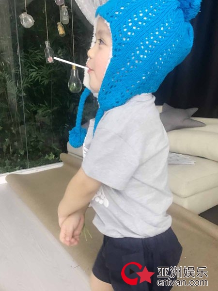 张歆艺“儿子”写真曝光 软萌可爱活力十足
