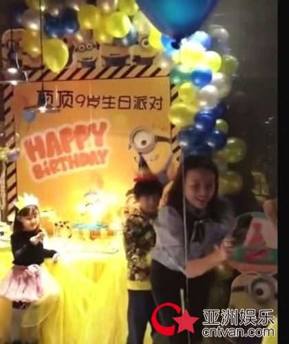董洁为儿子办生日派对 顶顶躲妈妈身后模样乖巧!