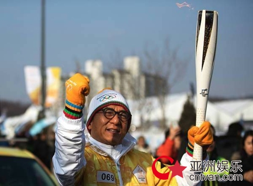 成龙传递冬奥圣火 骄傲握拳意气风发!