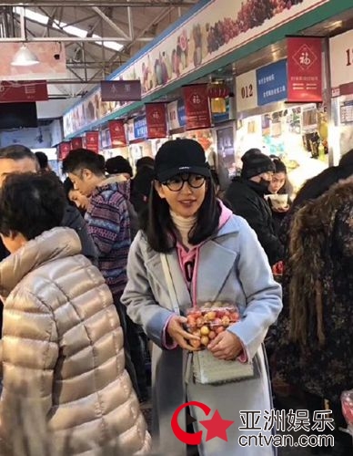 李冰冰买菜被偶遇 打扮时髦被赞似少女!