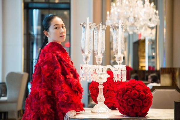 兰玉侧颜美图气质充盈 金衣红唇展“东方典雅”