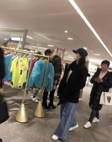 刘诗诗米兰逛街被偶遇 全副武装依旧被认出!