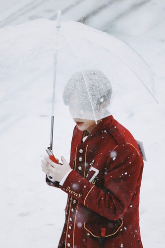 鹿晗穿红衣在雪地撑伞 场景十分梦幻如王子!