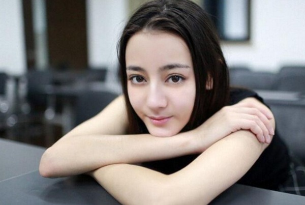 迪丽热巴大学青涩照曝光 迪丽热巴耍大牌是真的吗? 迪丽热巴鹿晗在一起是真的吗?