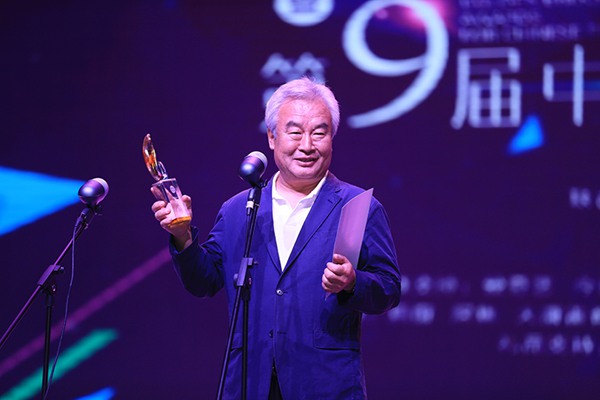 “金扫帚奖”王宝强现身领最令人失望导演奖 张艾嘉张杨分享年度最佳导演