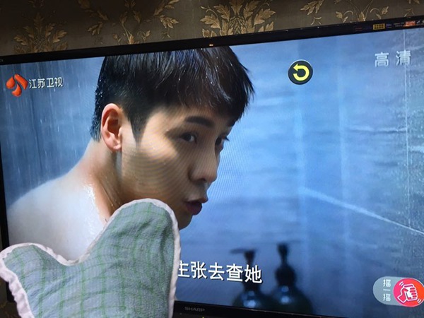 陈伟霆“浴戏”被玩坏,网友为其搓澡、掏耳朵、拔火罐呈现“全景式互动”追剧体验