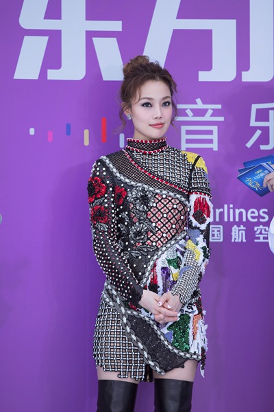 容祖儿东方音乐风云榜荣获“双料”大奖 现场献唱《重生》