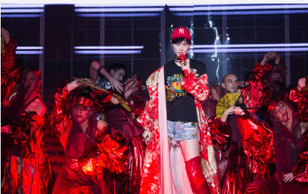 李宇春红袍惊艳开场 拄拐全程完美演绎!