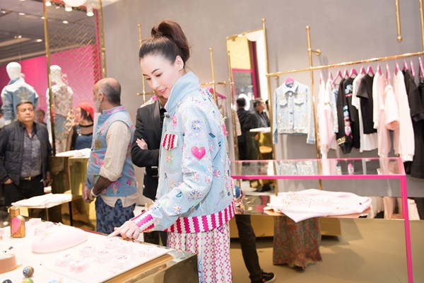 张柏芝出席国际时尚品牌发布会 粉红长裙显女神气质