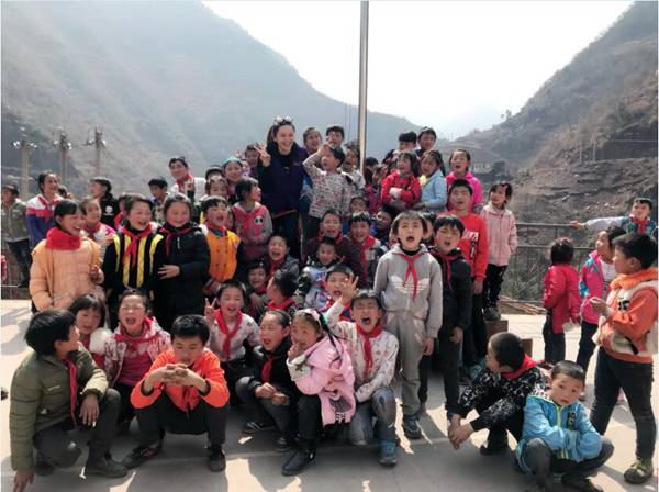 亲赴山区爱心助学 柳妍熙:人生中最宝贵的一课 呼吁爱心人士关注山区留守儿童与老人
