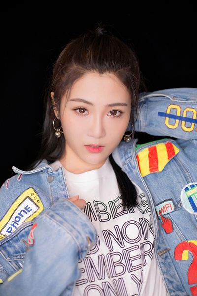 张可盈写真青春灵动 氧气少女活力满满