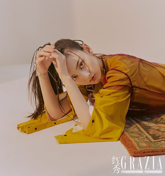 宋祖儿曝初夏封面大片 小编发高马尾萌酷合一