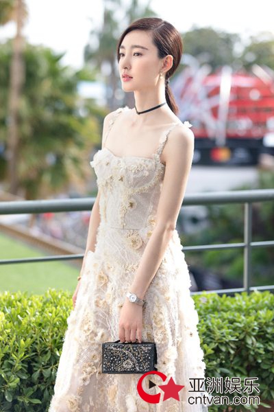 自成风景!王丽坤戛纳曝美照 纯白长裙仙灵