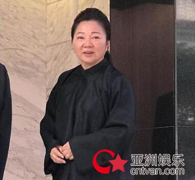 白冰冰送别母亲 悲痛子欲养而亲不在!