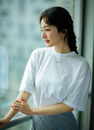 杨幂麻花辫造型亮相 白T配透视蓝裙宛如少女!