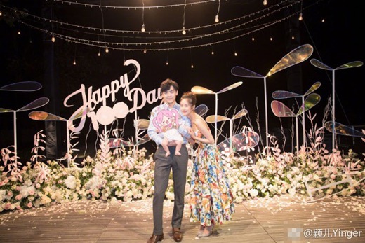 颖儿付辛博女儿小月亮首度公开 一家三口百日宴甜蜜同框!