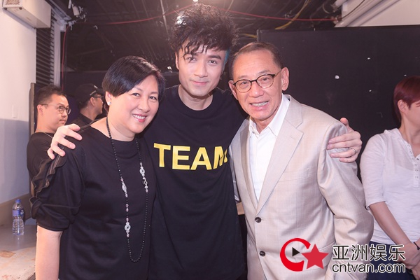 兄弟情再现!古巨基巡回演唱会获好友郑伊健现身助唱