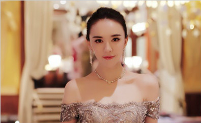 吕佳容戛纳礼服“美人骨”尽显 娇艳女王气场十足