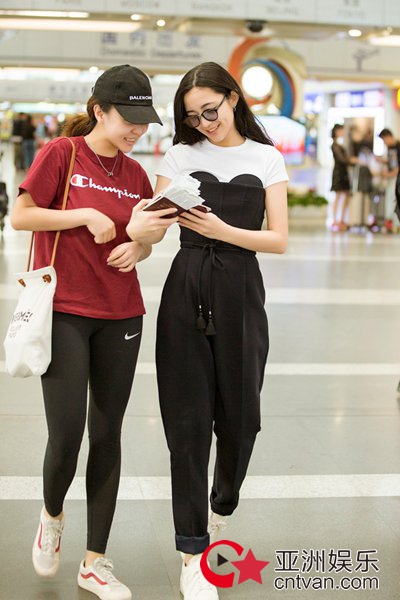 张天清新造型少女感十足 一路欢声笑语可爱爆表