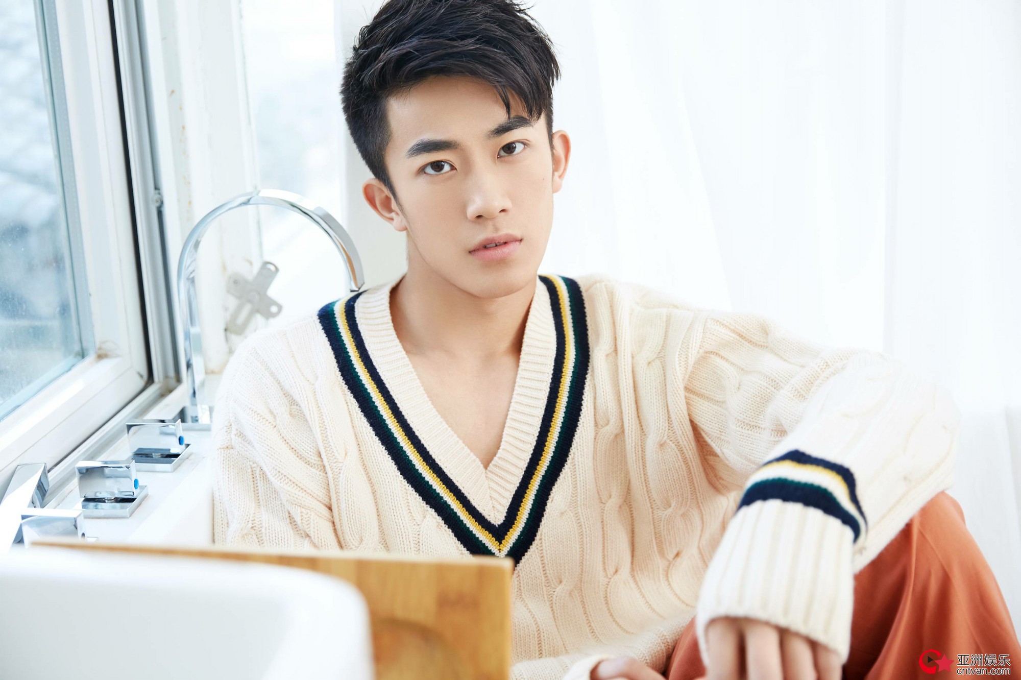 张家溢电影《梦瑜伽》杀青 首演男主引期待