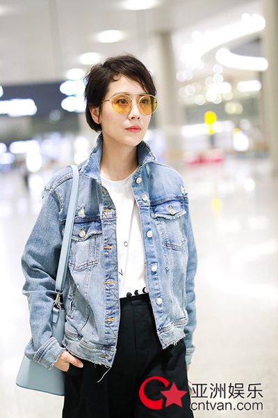 海清穿平价牛仔外套现身机场 时髦满分状态佳