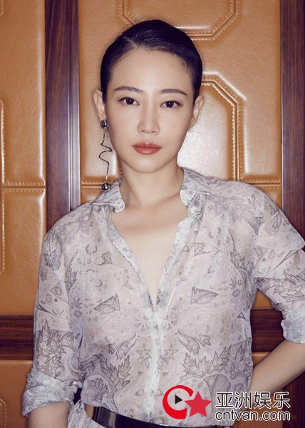 谭卓深V长裙摇曳女人味 新片诠释女强人