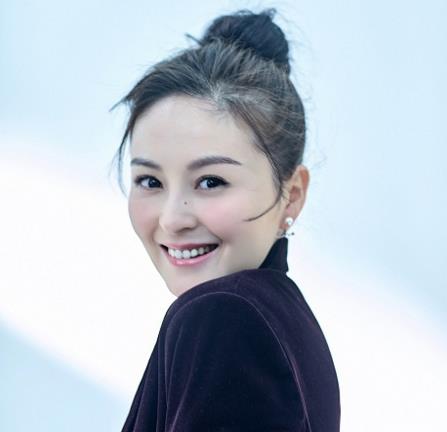 戴娇倩曝质感西服写真 甜美丸子头靓出新高度