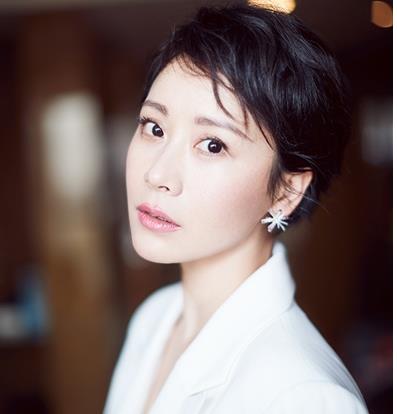海清半透明星空裙出席活动 纯白LOOK展优雅女性风