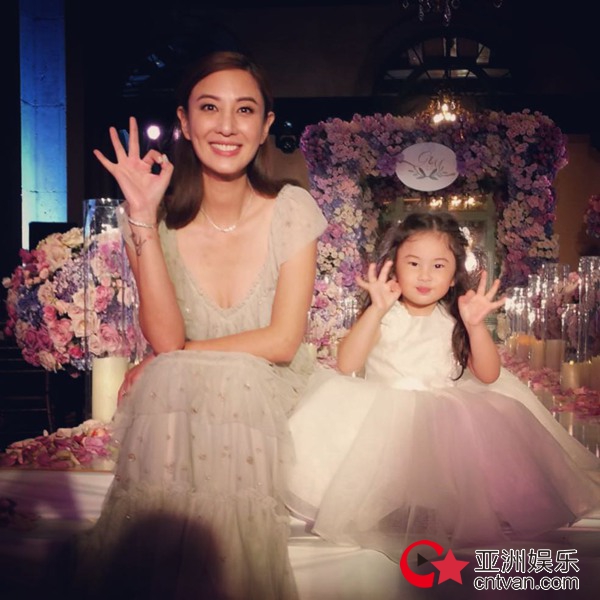 郑希怡晒家人游玩照 参加婚礼之余享受悠闲假期