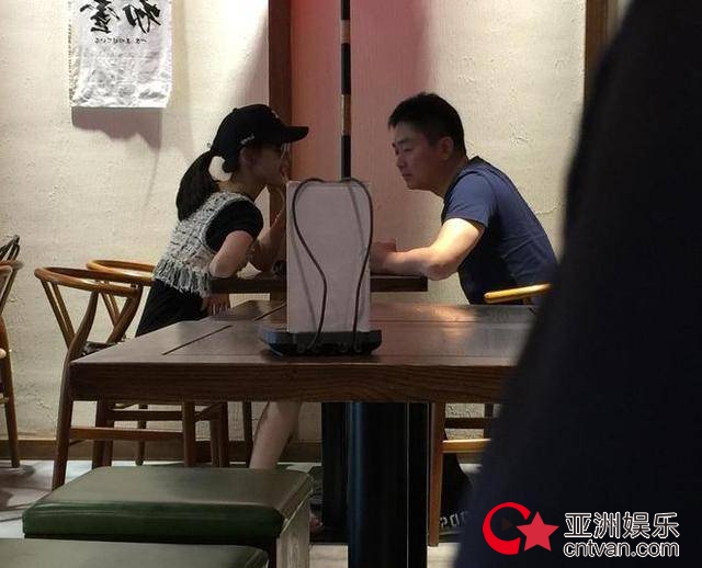 刘强东夫妻下午茶 甜蜜喂食冰激凌?