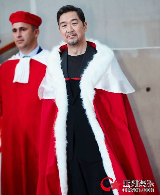 张国立喜获授勋 红袍加身儒雅风度!