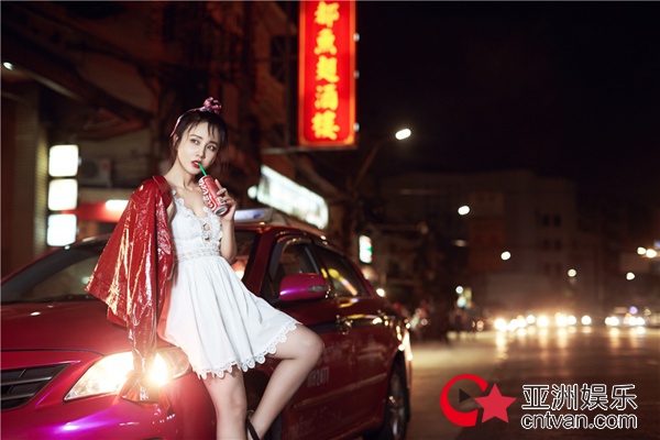 赵予熙迷幻夜景大片曝光 都市霓虹间诠释独特个性