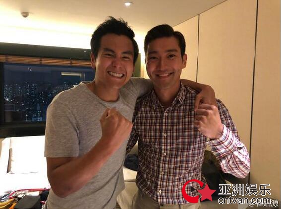 崔始源彭于晏聚餐 他们紧紧拥抱在了一起!