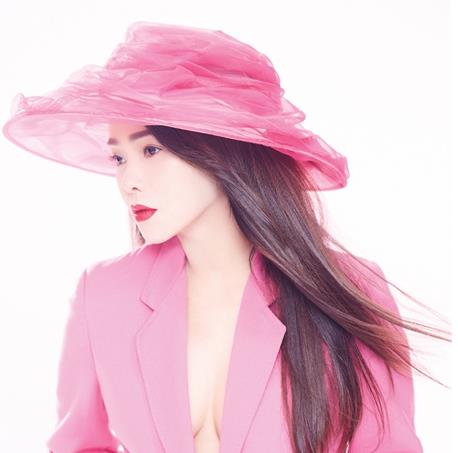 伊能静封面大片明艳妩媚 复古美人气质独特