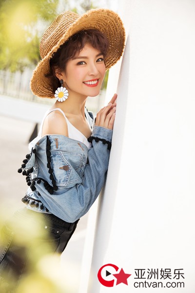 种丹妮清新写真曝光 个性搭配化身夏日精灵