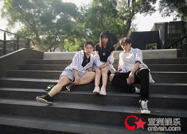 李子峰娄艺潇日常合照曝光 同款休闲Look青春感十足