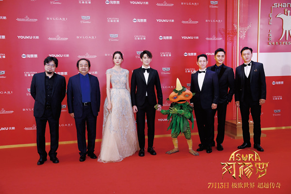 《阿修罗》剧组亮相上海国际电影节红毯 吴磊帅气逼人小南瓜尽显奇幻