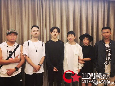 蛇男探班易烊千玺 却被大佬这番话感动!