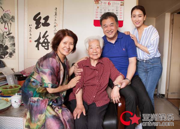 演员马苏端午节随视协演工委慰问老艺术家