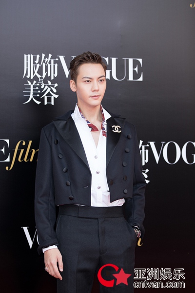 陈伟霆出席时尚活动 粉丝：威廉王子好久不见