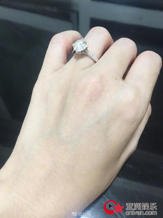 叶璇晒钻戒  自曝已结婚怀孕？