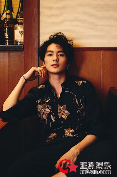 演员邓竞最新写真变身暖系男友 尽显少年意气