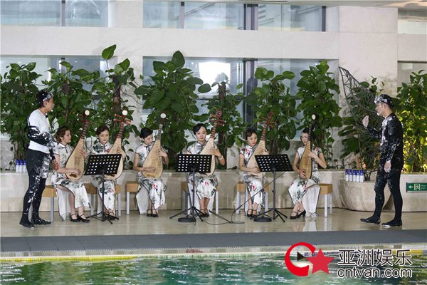 《奔跑吧》张杰一雪前耻上演“撕名牌复仇记” “天籁队”VS“音痴队”谁将胜出？