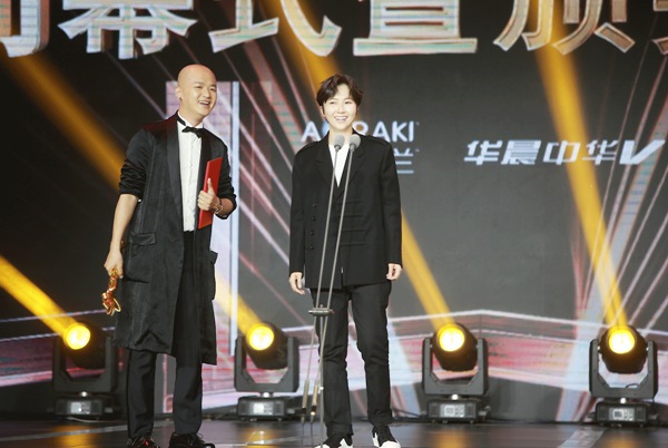 包贝尔亮相上影节闭幕式 揭晓新人导演奖